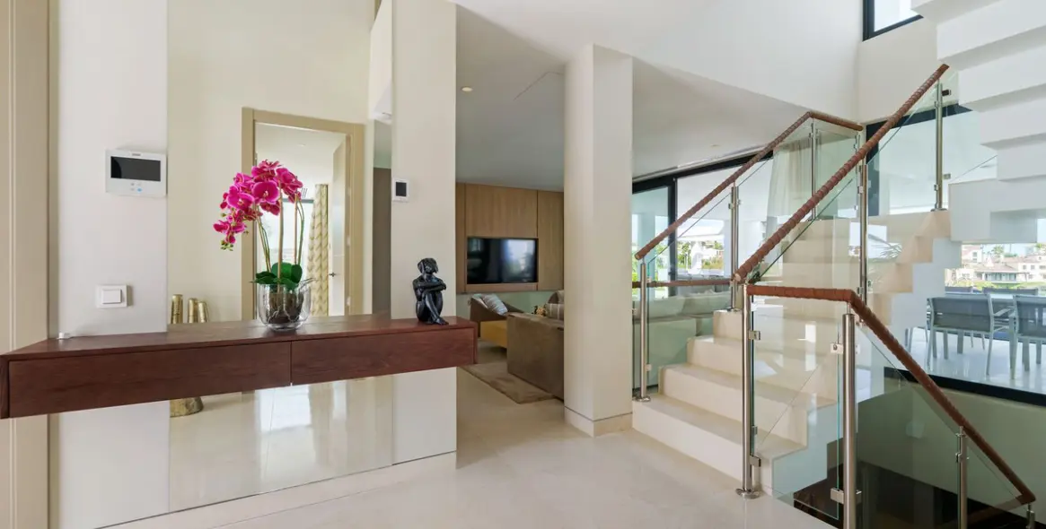 Sale of detached villa in Nueva Andalucía 31