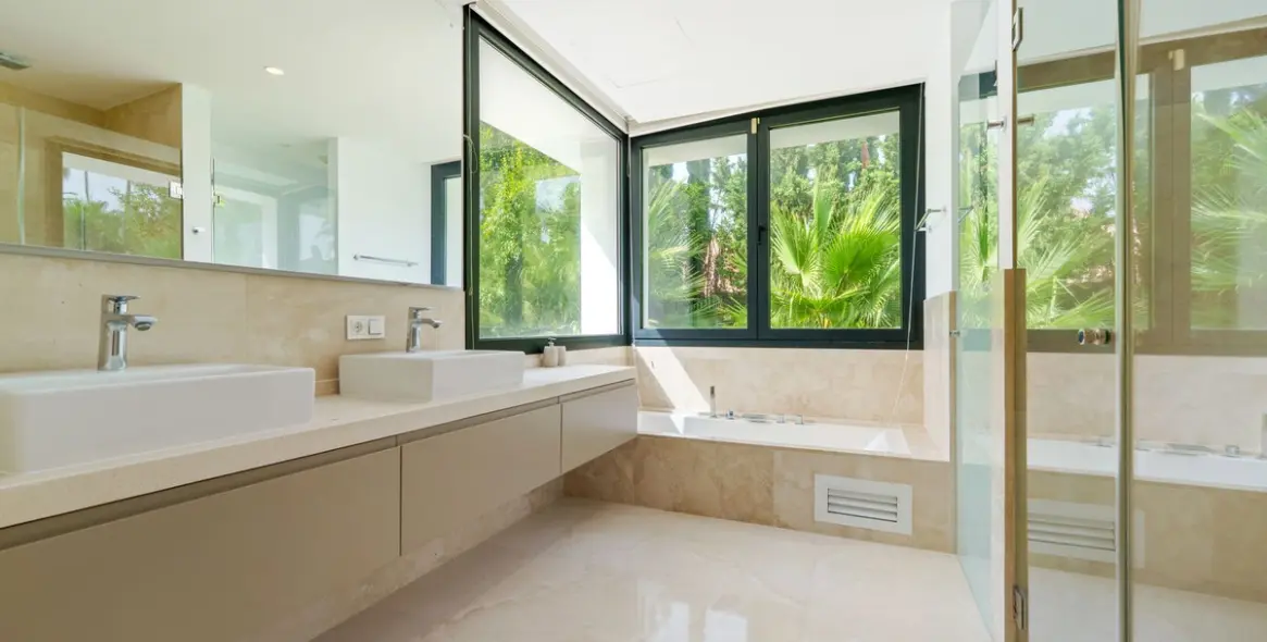 Sale of detached villa in Nueva Andalucía 35