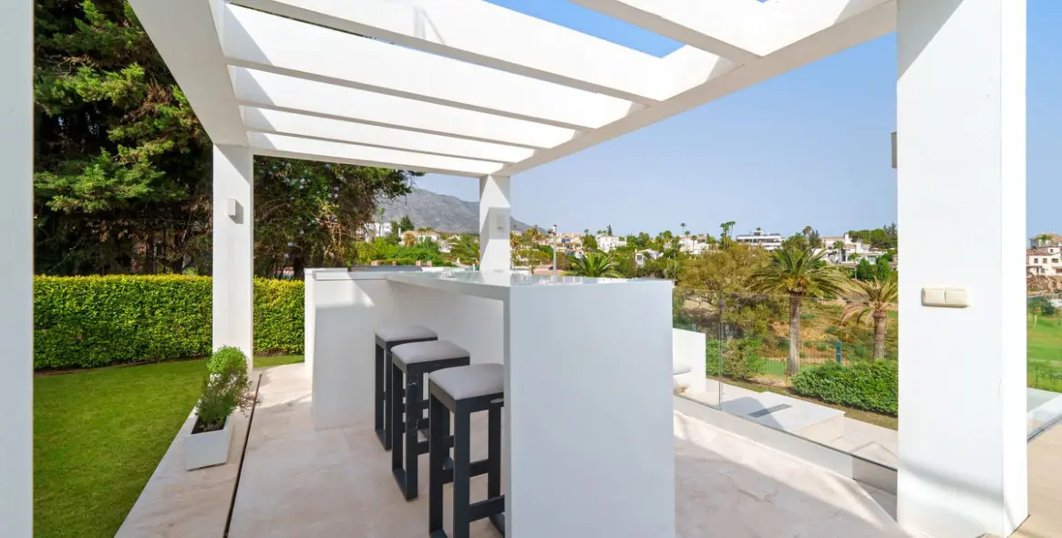 Sale of detached villa in Nueva Andalucía 37