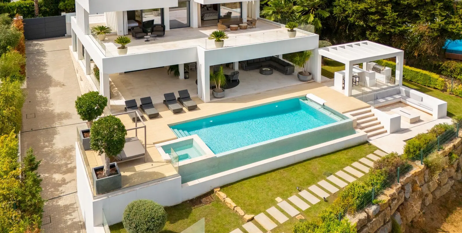 Sale of detached villa in Nueva Andalucía 1