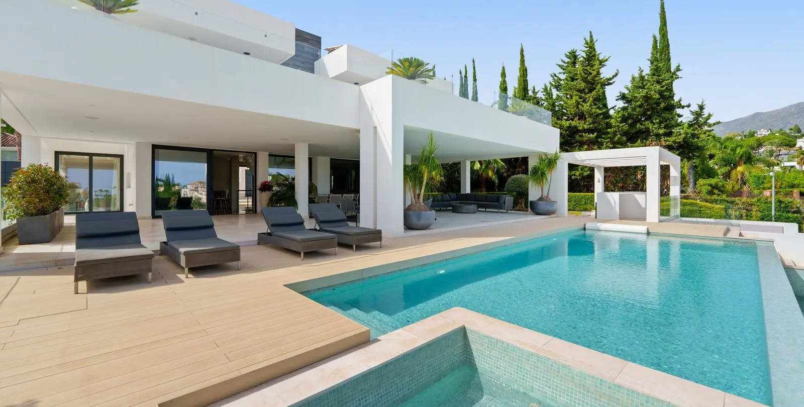 Sale of detached villa in Nueva Andalucía 4