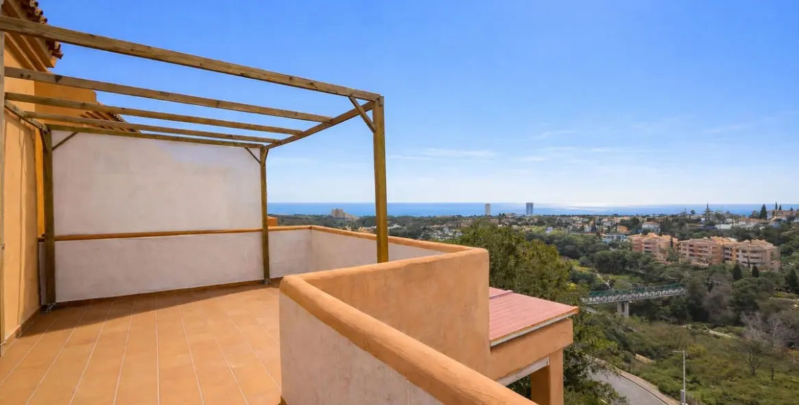 Sale of penthouse duplex in Elviria 2
