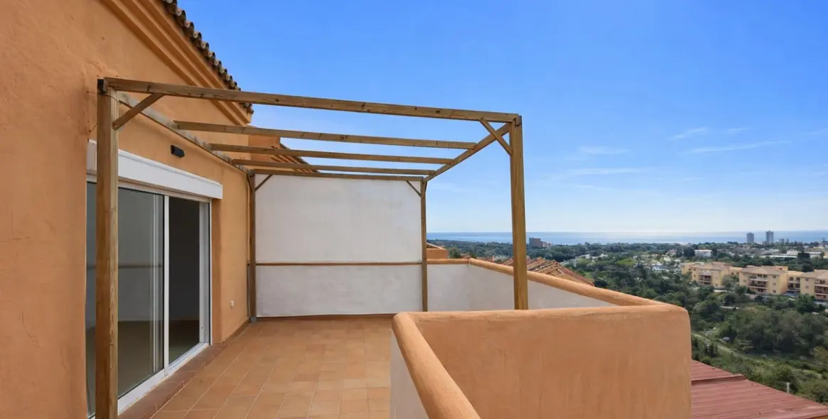 Sale of penthouse duplex in Elviria 3