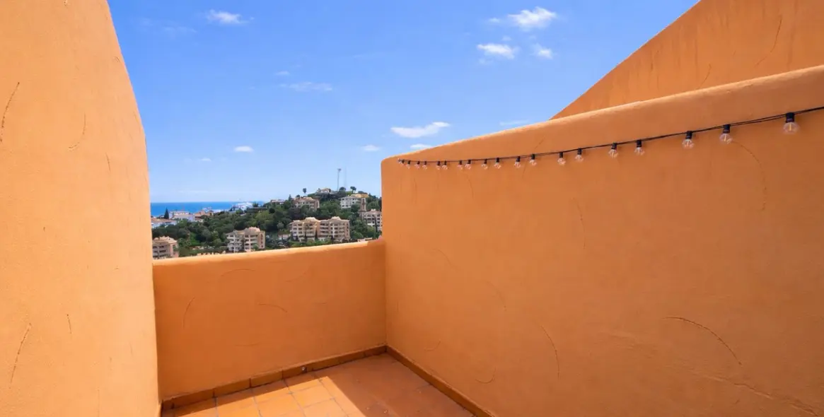 Sale of penthouse duplex in Elviria 13