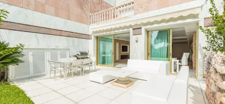 Долгосрочная аренда апартаментов на первом этаже в Puerto Banús 0