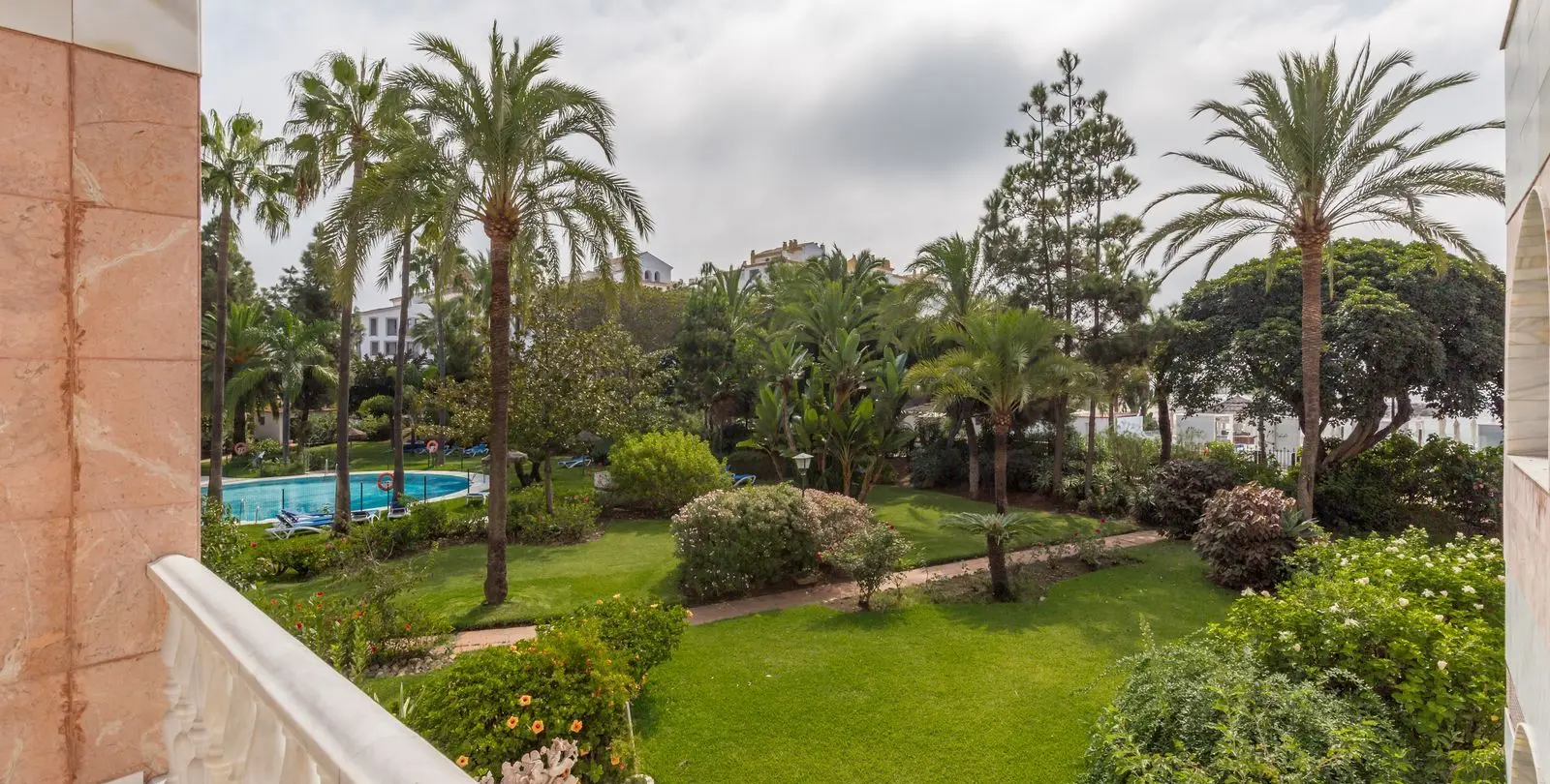 Alquiler a largo plazo de apartamento en planta baja en Puerto Banús 19