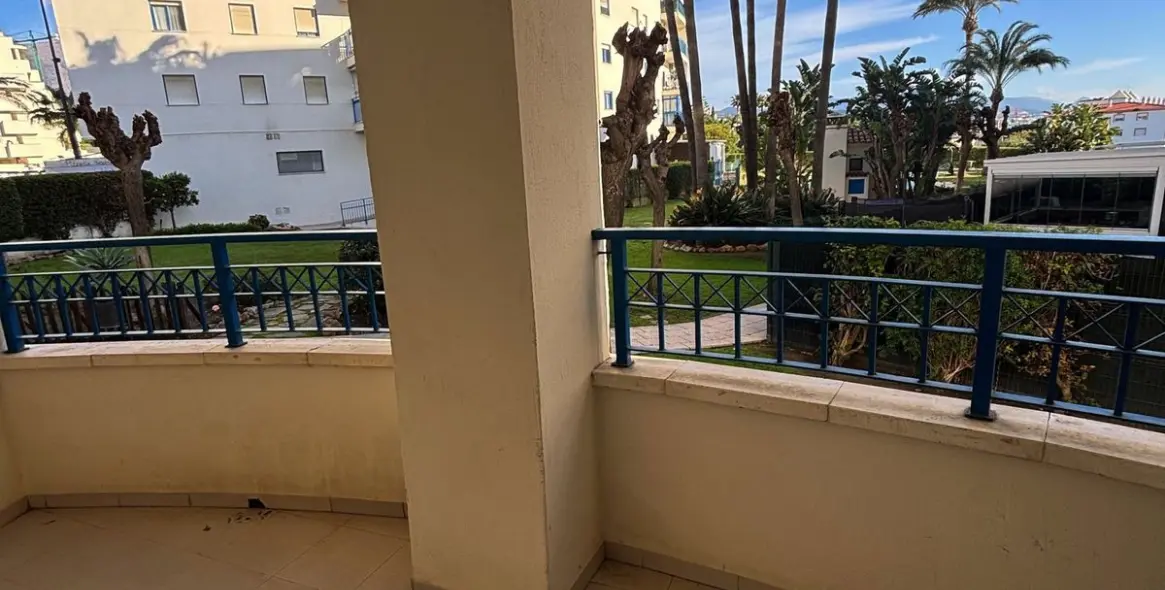 Sale of ground floor apartment in Estepona 2