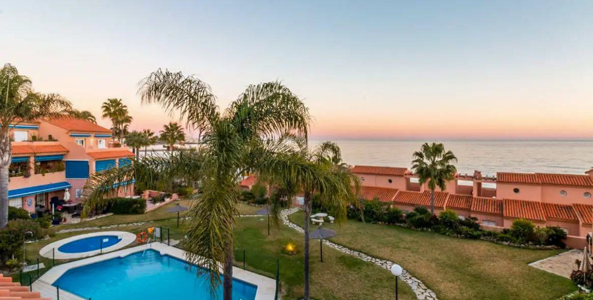 Sale of ground floor apartment in Estepona 12