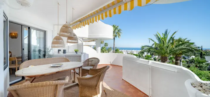 Sale of middle floor apartment in Calahonda 0