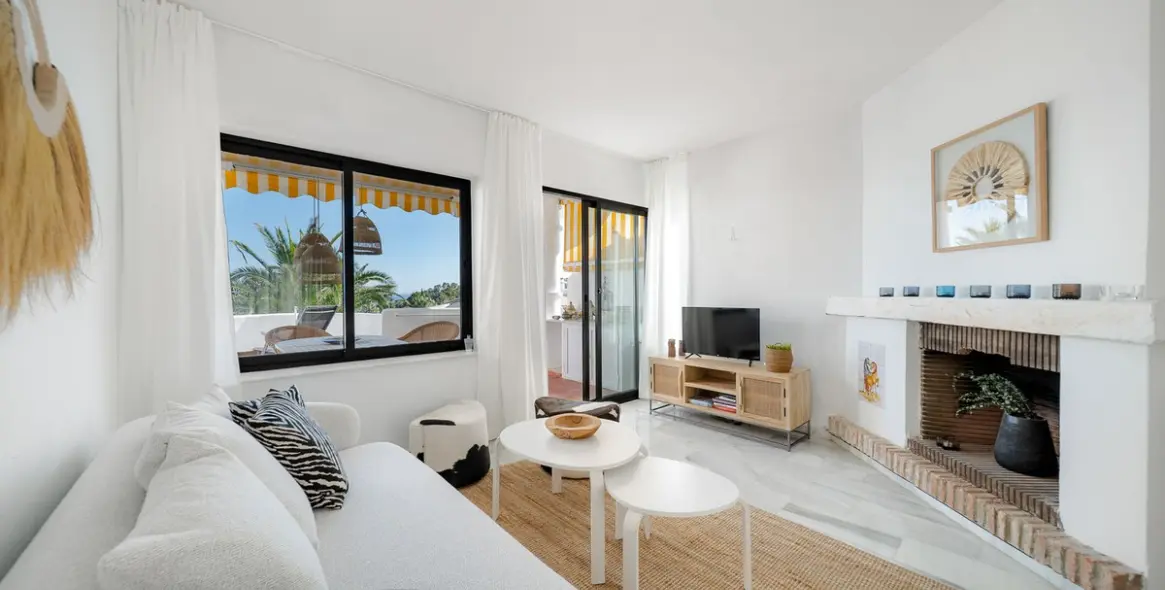 Sale of middle floor apartment in Calahonda 2