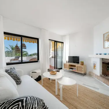 Sale of middle floor apartment in Calahonda