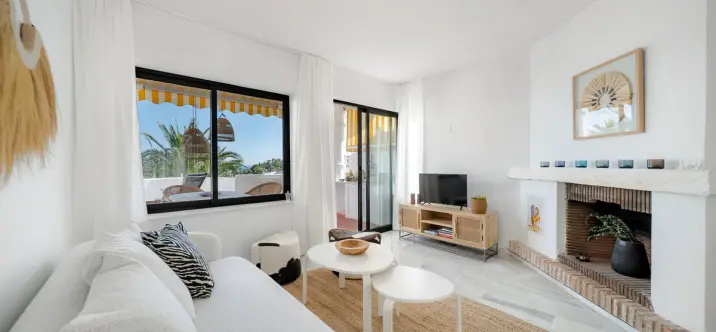 Sale of middle floor apartment in Calahonda 1