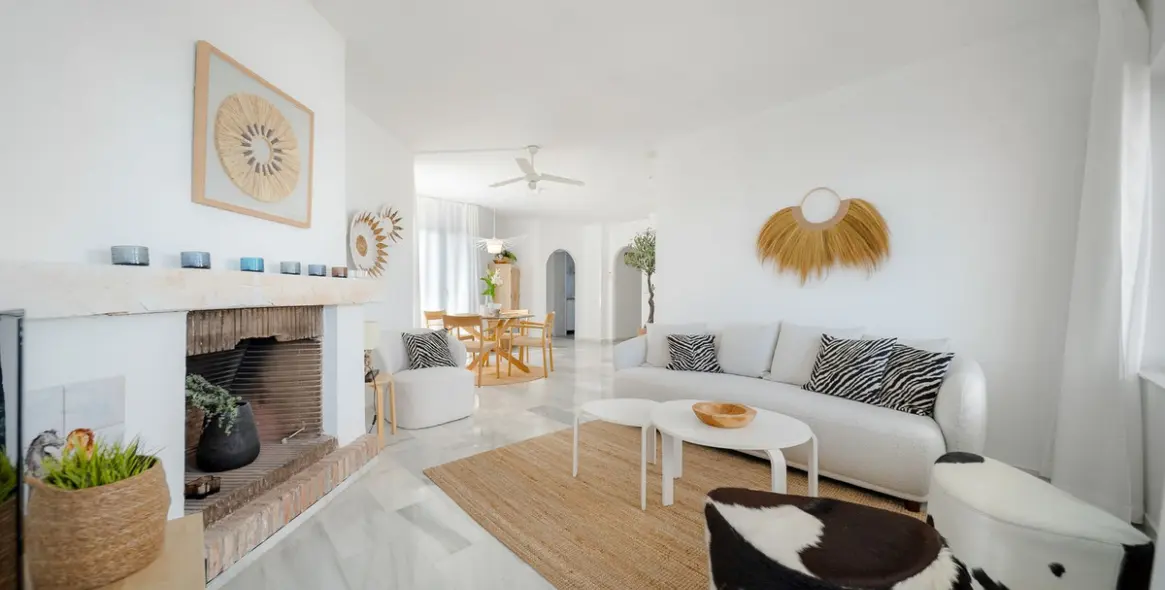 Sale of middle floor apartment in Calahonda 4