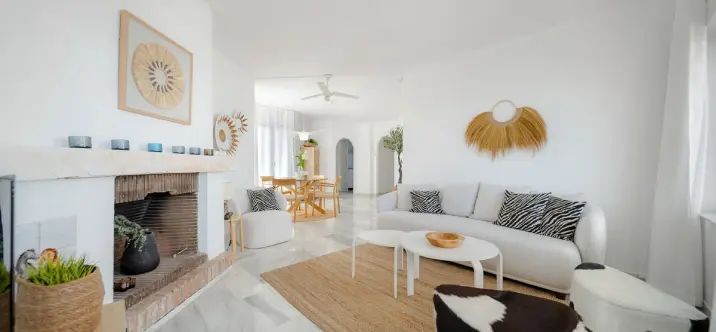 Sale of middle floor apartment in Calahonda 3