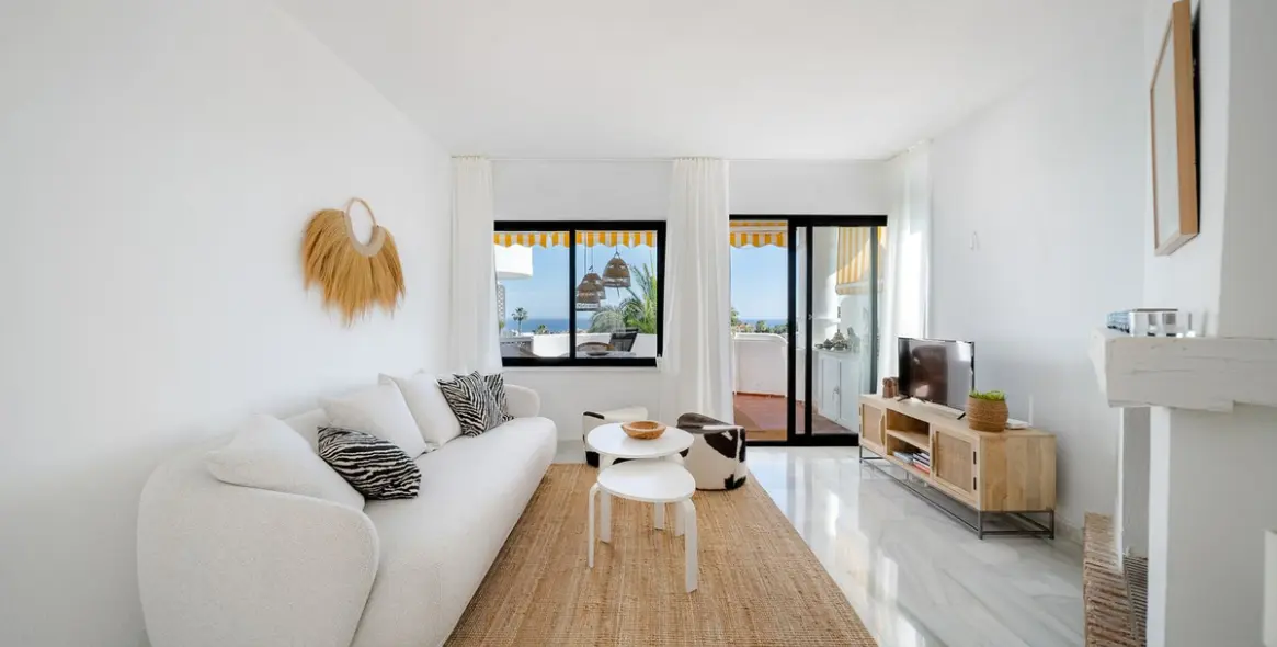 Sale of middle floor apartment in Calahonda 5