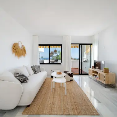 Sale of middle floor apartment in Calahonda