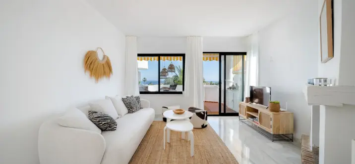 Sale of middle floor apartment in Calahonda 4