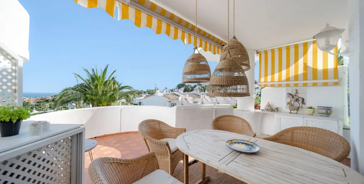 Sale of middle floor apartment in Calahonda 6