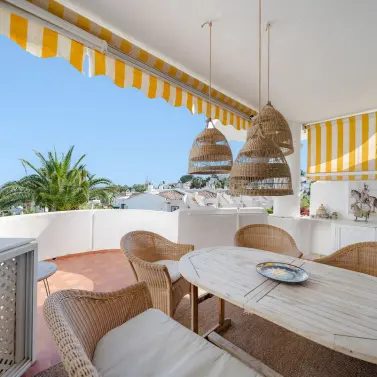 Sale of middle floor apartment in Calahonda