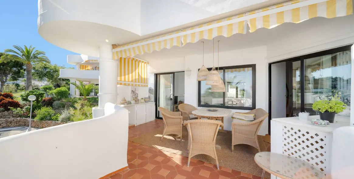 Sale of middle floor apartment in Calahonda 7