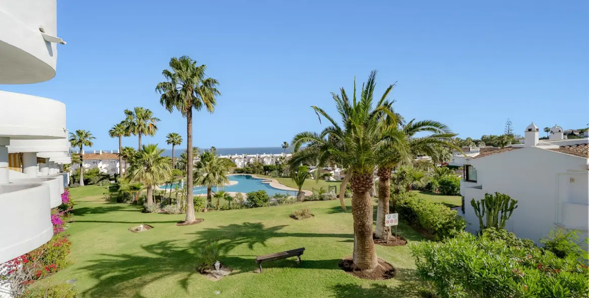 Sale of middle floor apartment in Calahonda 8