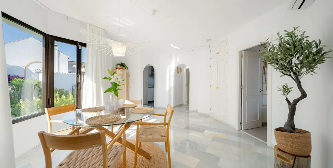 Sale of middle floor apartment in Calahonda 9