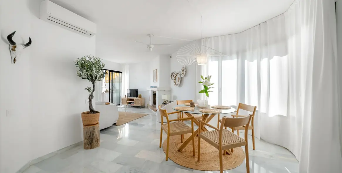 Sale of middle floor apartment in Calahonda 10