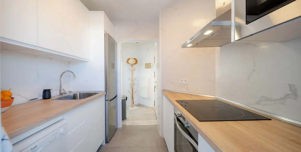 Sale of middle floor apartment in Calahonda 12