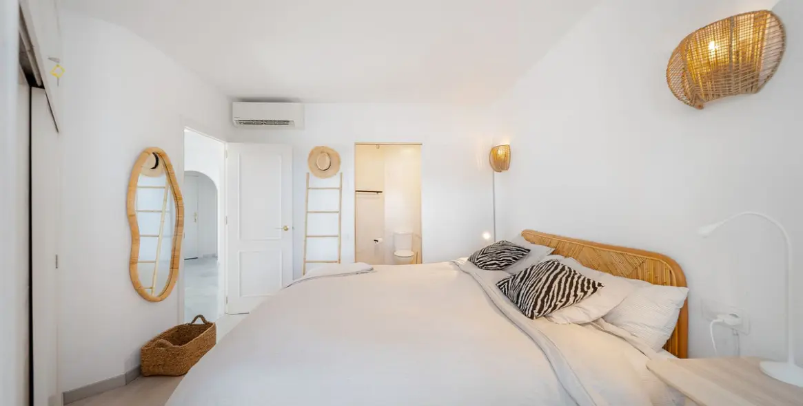 Sale of middle floor apartment in Calahonda 13