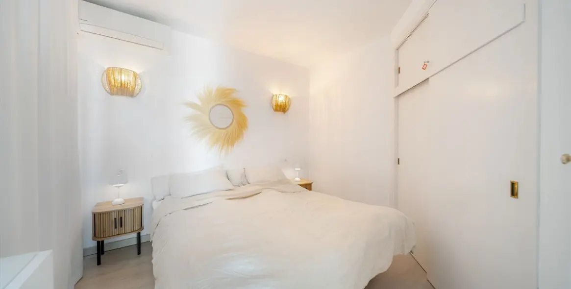 Sale of middle floor apartment in Calahonda 14