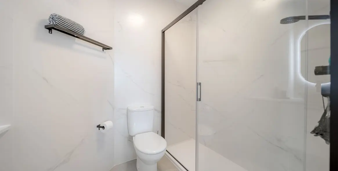 Sale of middle floor apartment in Calahonda 16