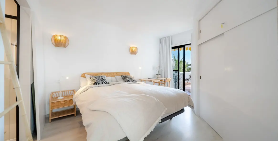 Sale of middle floor apartment in Calahonda 17