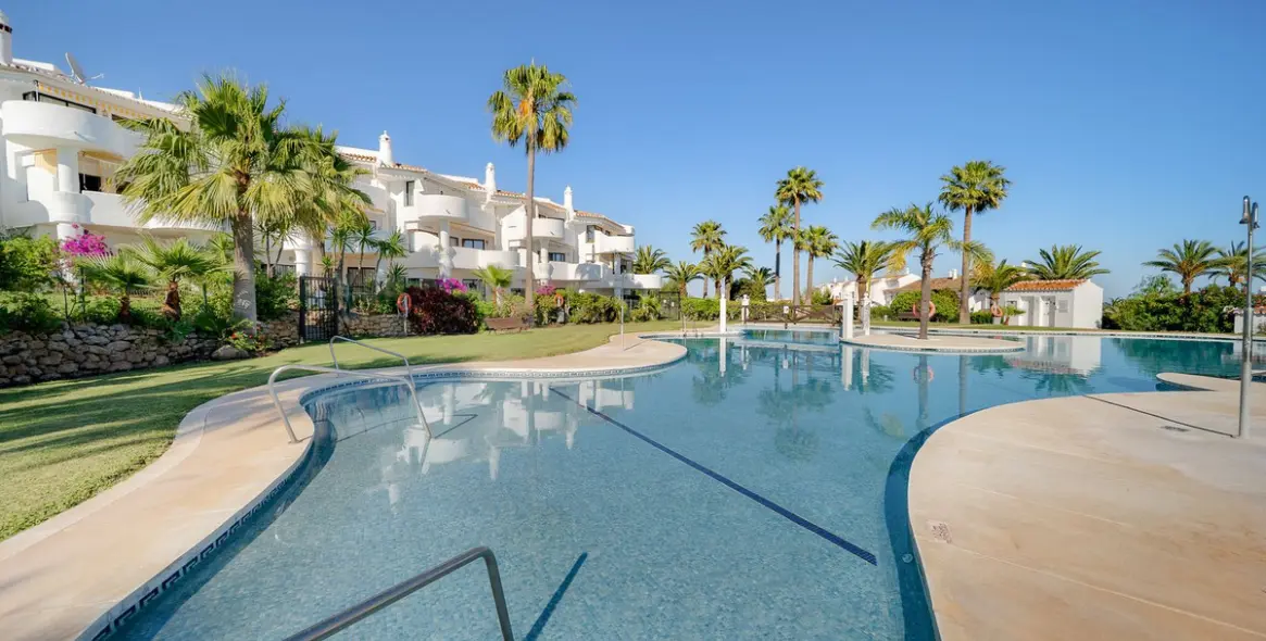 Sale of middle floor apartment in Calahonda 20