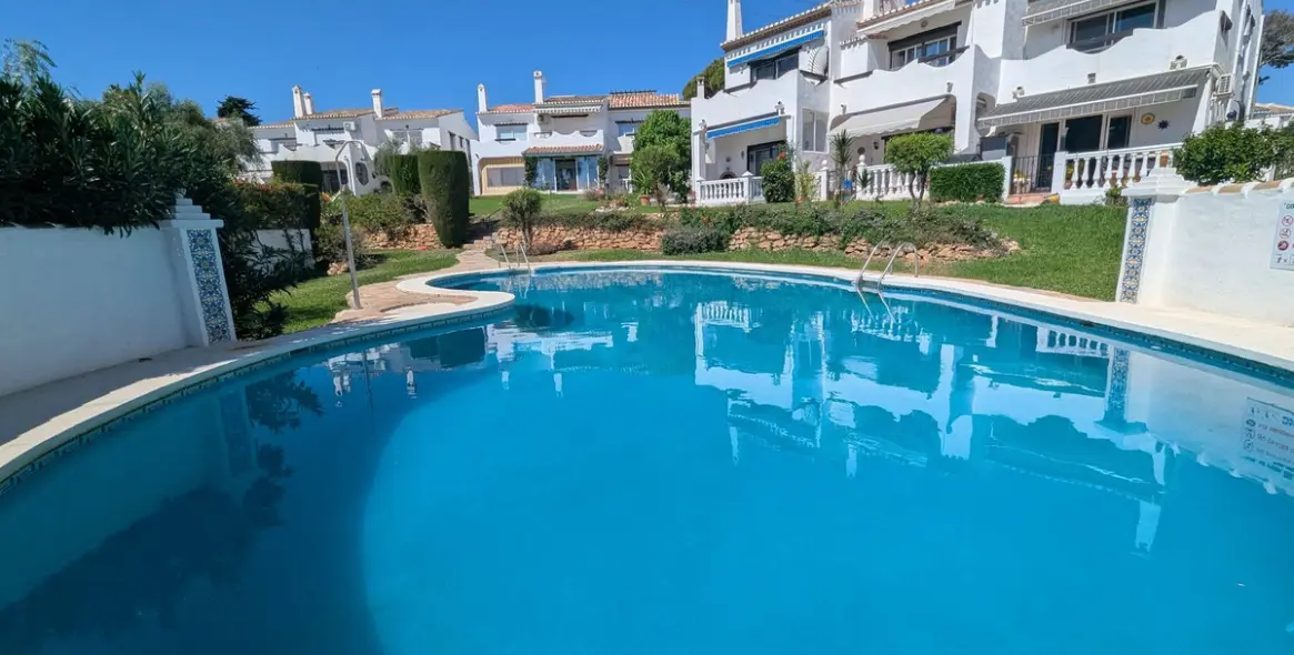 Sale of townhouse in Calahonda 1