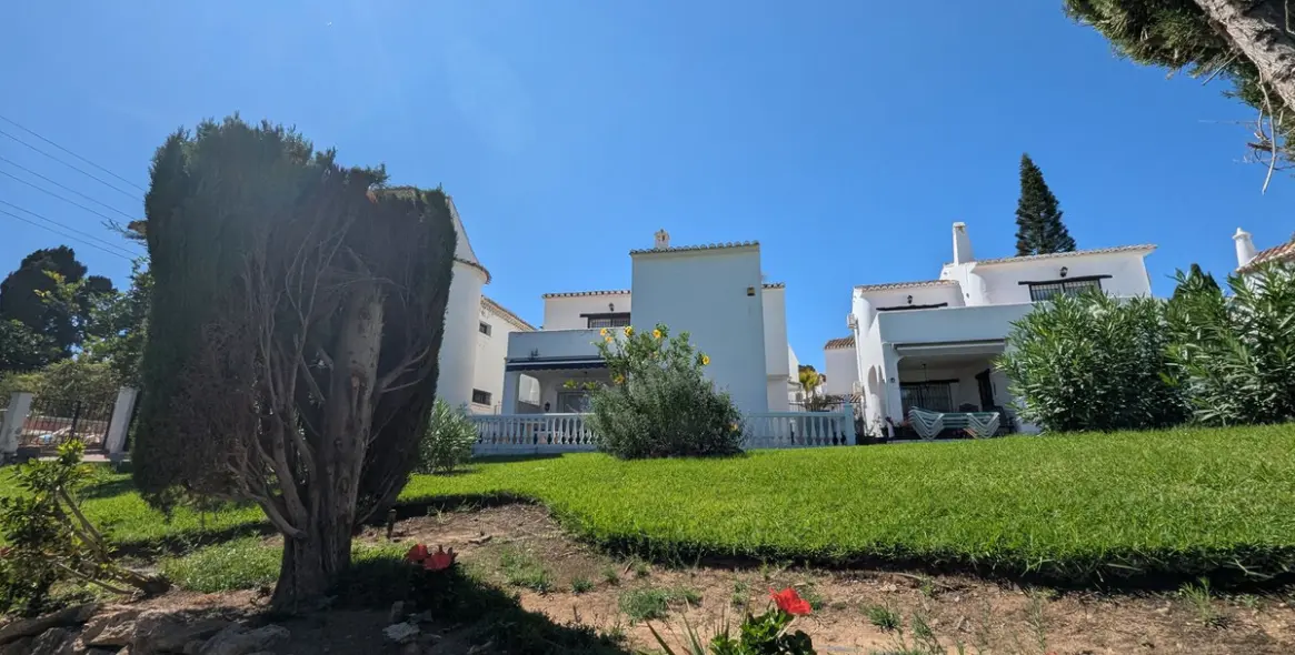 Sale of townhouse in Calahonda 2