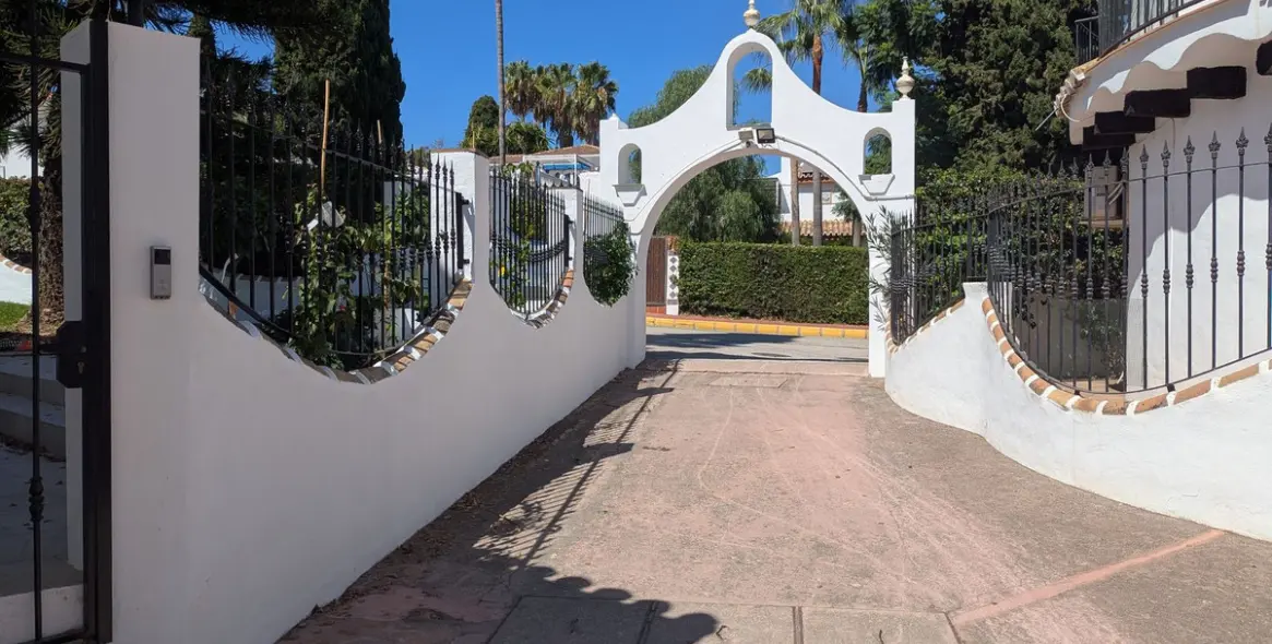 Sale of townhouse in Calahonda 5