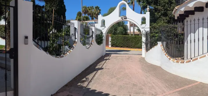 Sale of townhouse in Calahonda 4