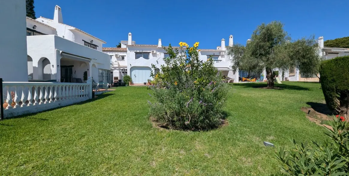 Sale of townhouse in Calahonda 13