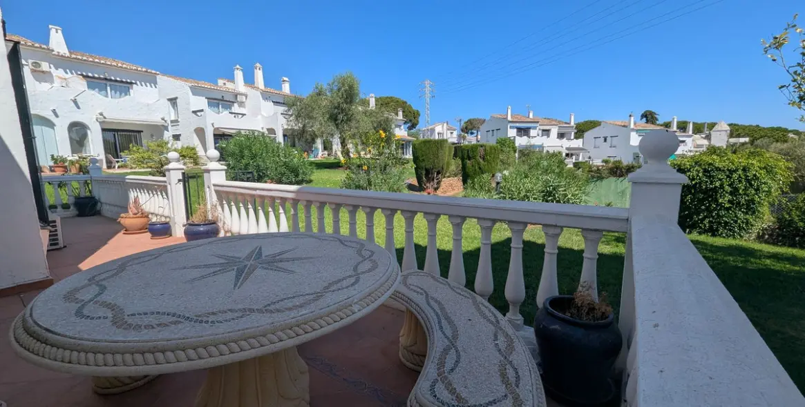 Sale of townhouse in Calahonda 18