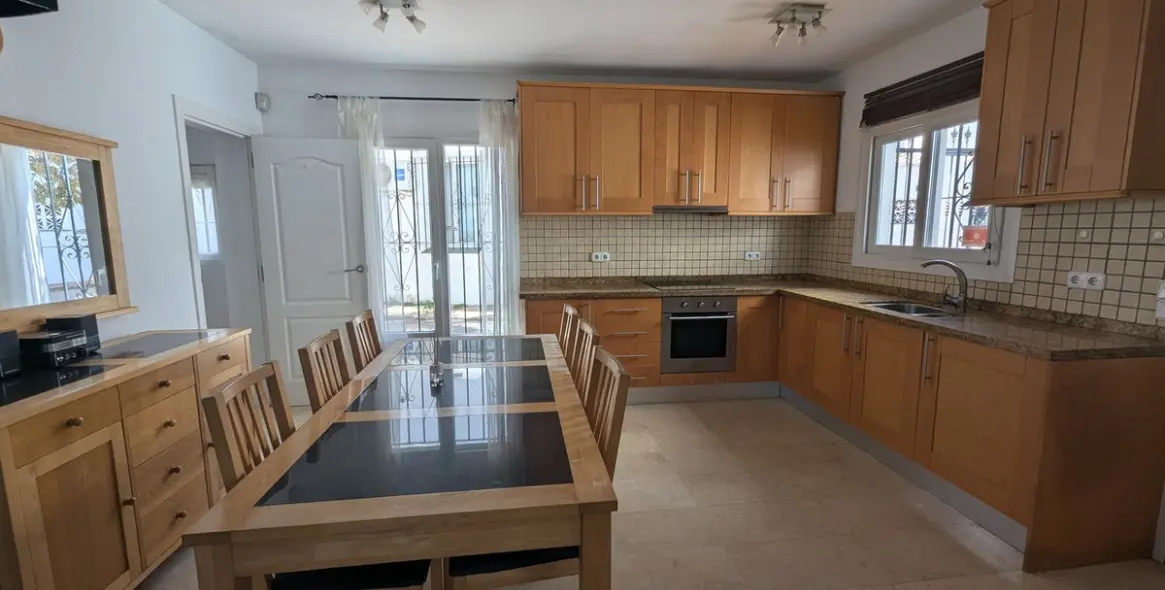 Sale of townhouse in Calahonda 24