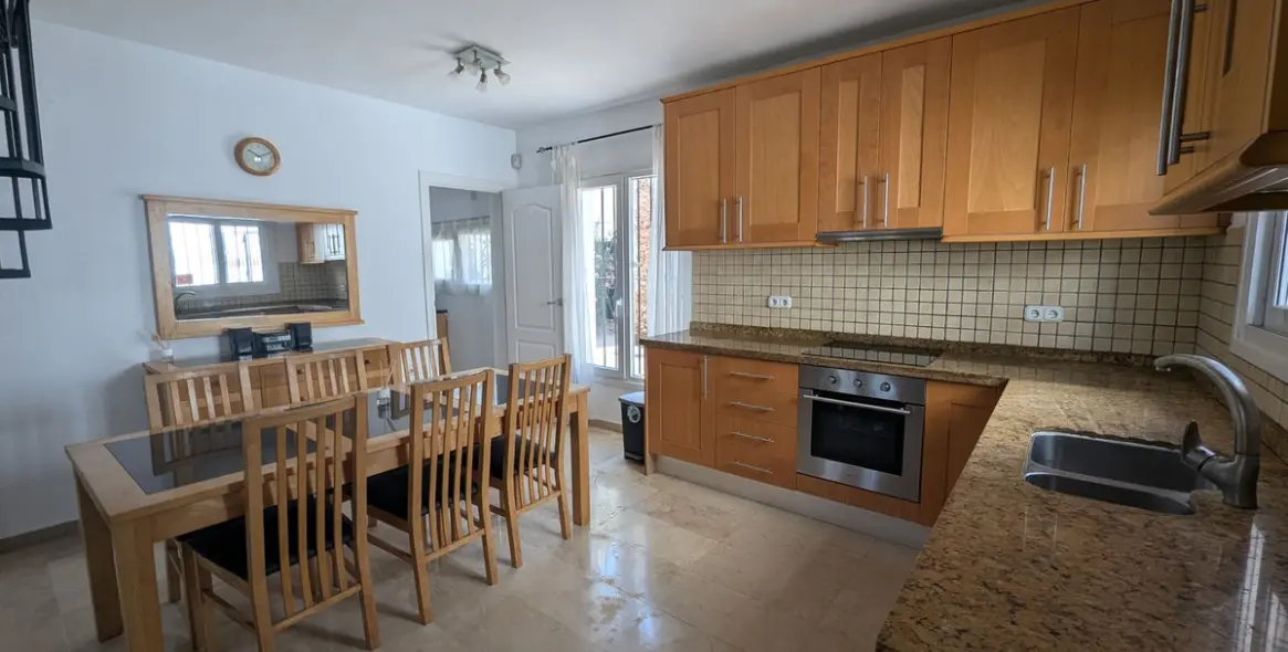 Sale of townhouse in Calahonda 26