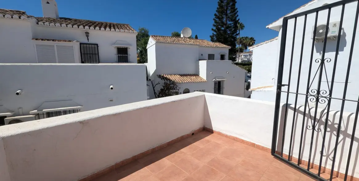 Sale of townhouse in Calahonda 35