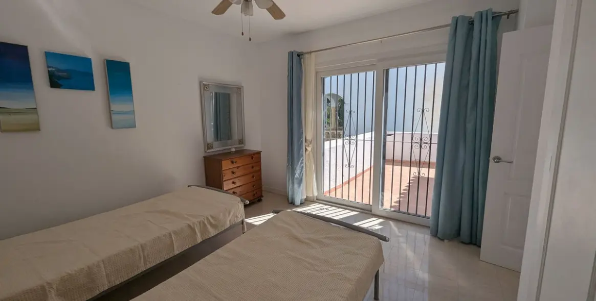 Sale of townhouse in Calahonda 41