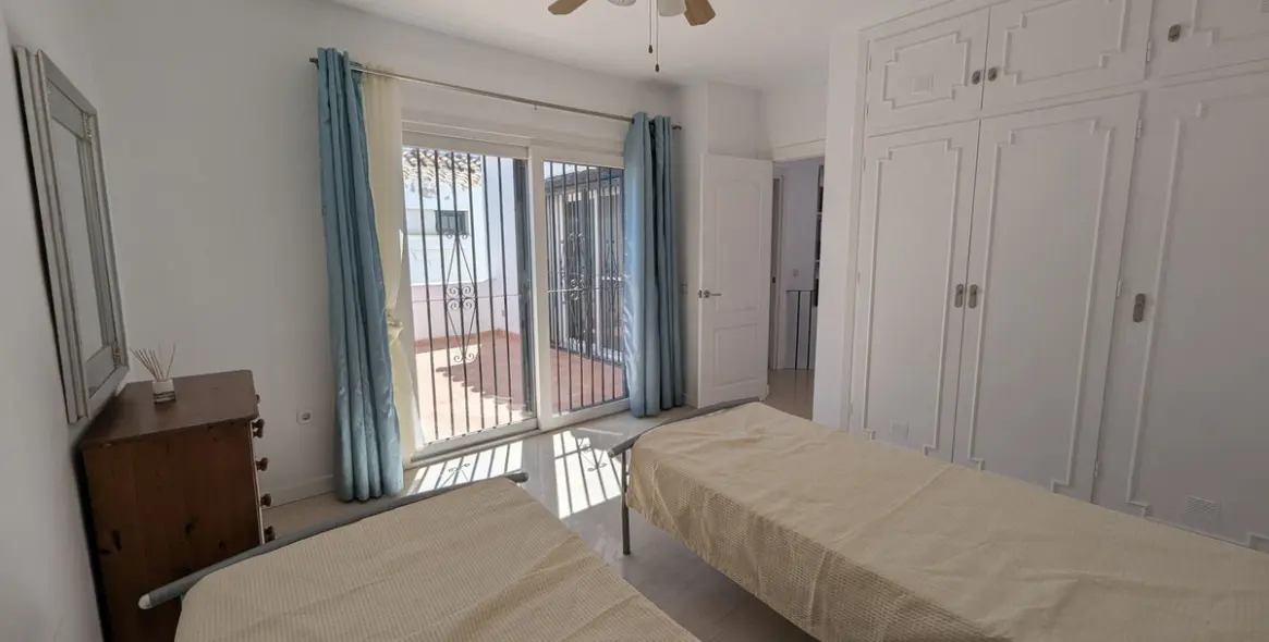 Sale of townhouse in Calahonda 42