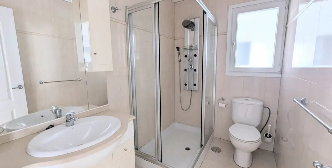 Sale of townhouse in Calahonda 43