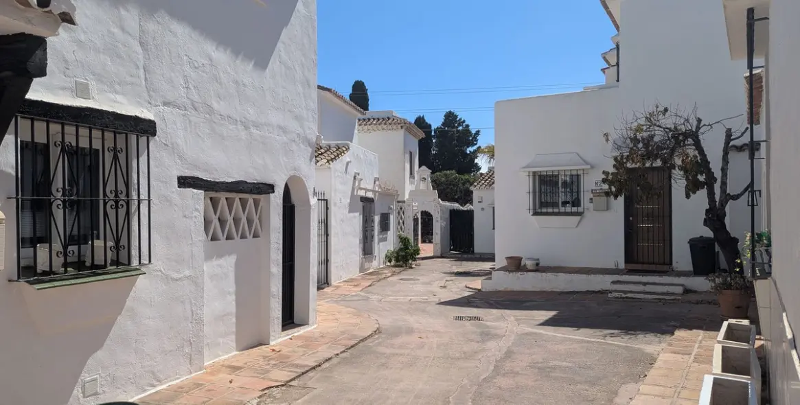 Sale of townhouse in Calahonda 52