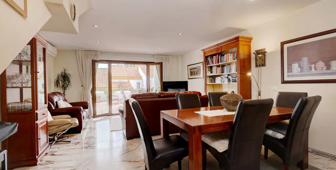 Sale of townhouse in La Duquesa 9