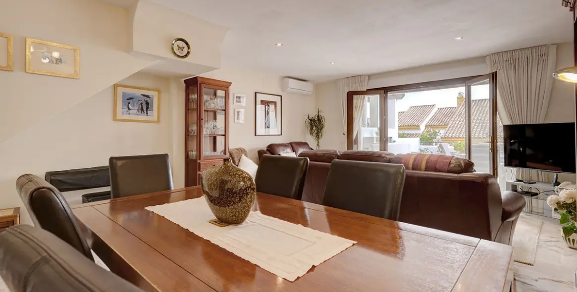 Sale of townhouse in La Duquesa 10