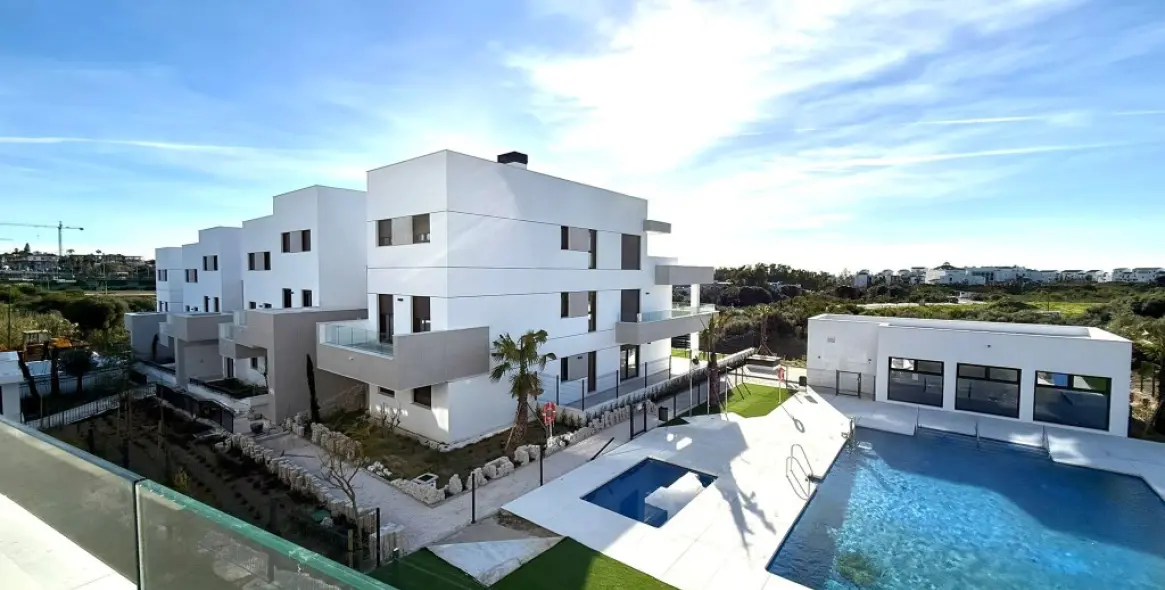 Продажа апартаментов на среднем этаже в Estepona 1