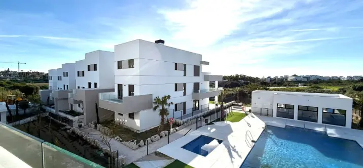 Продажа апартаментов на среднем этаже в Estepona 0